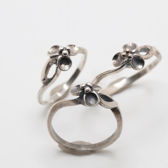 Vintage Sterling Silver Flower Ring - Picture 3 of 11